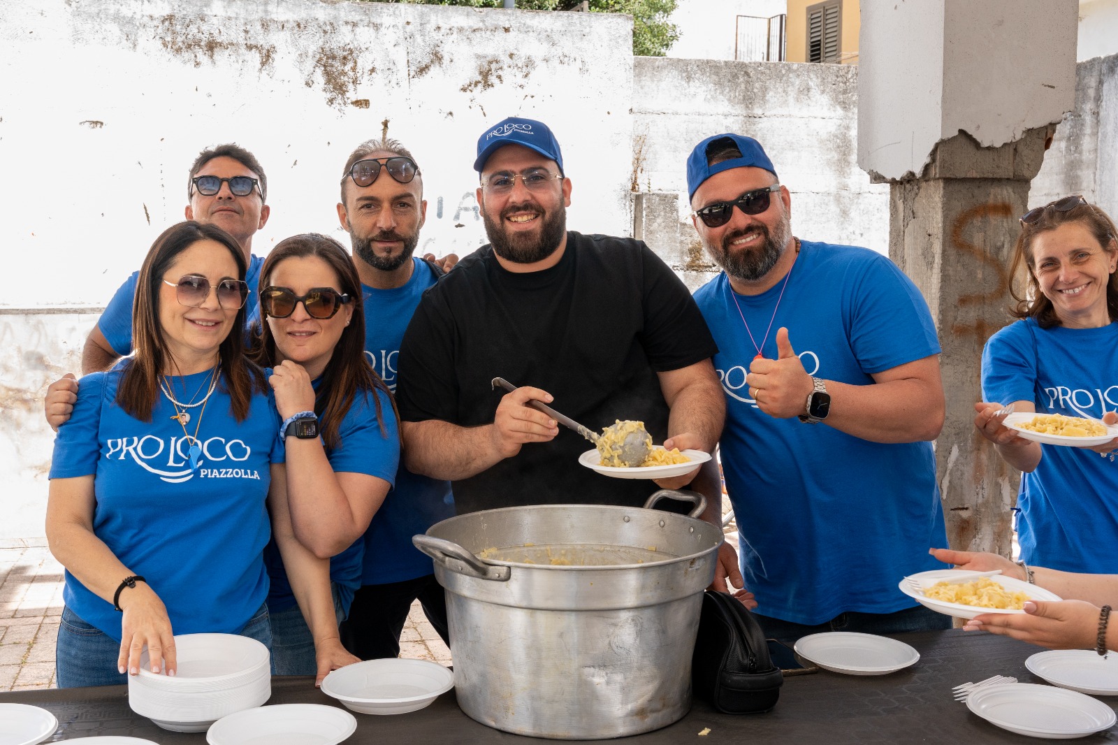 Volontari Pro Loco Piazzolla servono la pasta durante la Passeggiata Ecologica